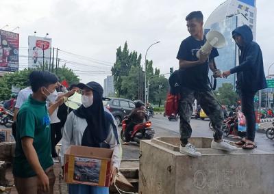 Sejumlah seniman dari komunitas punk dan aktivis perempuan turun kejalan untuk menggalang dana dari pengguna jalan untuk korban erupsi Gunung Semeru.
