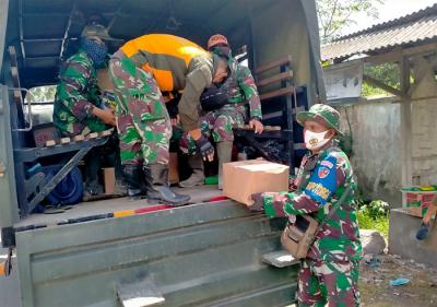 Tim Satgas Evakuasi TNI AU terus melakukan penyisiran dan pencarian korban hilang akibat erupsi gunung Semeru, Minggu (12/12/2021).