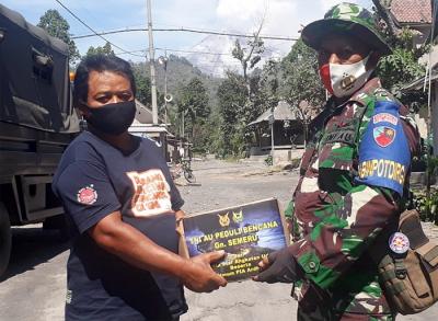 Tim Satgas Evakuasi TNI AU terus melakukan penyisiran dan pencarian korban hilang akibat erupsi gunung Semeru, Minggu (12/12/2021).