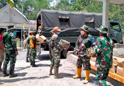 Tim Satgas Evakuasi TNI AU terus melakukan penyisiran dan pencarian korban hilang akibat erupsi gunung Semeru, Minggu (12/12/2021).