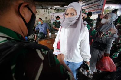 Pemeriksaan warga yang belum menjalani vaksinasi Covid 19 di Dermaga Kayu Bangkoa, Makassar, Senin (13/12/2021).