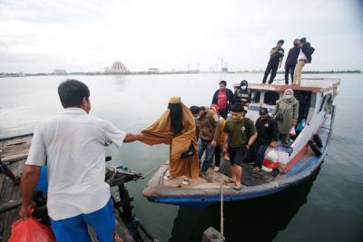 Pemeriksaan warga yang belum menjalani vaksinasi Covid 19 di Dermaga Kayu Bangkoa, Makassar, Senin (13/12/2021).