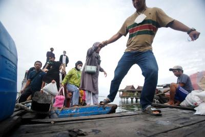 Pemeriksaan warga yang belum menjalani vaksinasi Covid 19 di Dermaga Kayu Bangkoa, Makassar, Senin (13/12/2021).