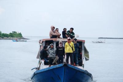 Pemeriksaan warga yang belum menjalani vaksinasi Covid 19 di Dermaga Kayu Bangkoa, Makassar, Senin (13/12/2021).