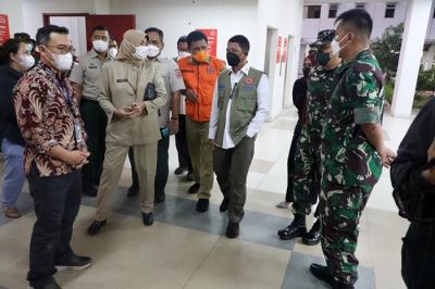 Kepala Badan Nasional Penanggulangan Bencana (BNPB) Letjen TNI Suharyanto meninjau dua lokasi karantina maupun isolasi terpusat di Jakarta.