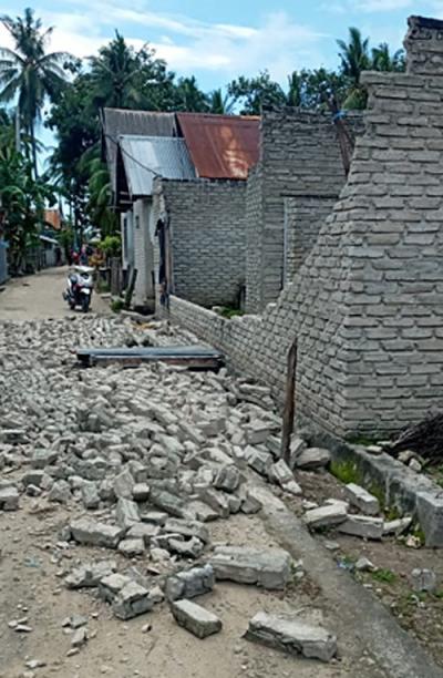Dinding pagar di sebuah sekolah ambruk akibat terdampak getaran gempa magnitudo 7,5 yang mengguncang Larantuka, NTT di Kepulauan Selayar.