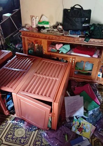Dinding pagar di sebuah sekolah ambruk akibat terdampak getaran gempa magnitudo 7,5 yang mengguncang Larantuka, NTT di Kepulauan Selayar.