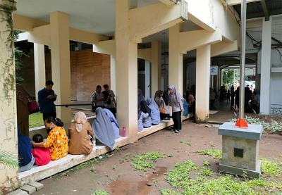Sejumlah PNS dan pengunjung Balaikota Makassar berhamburan keluar untuk menyelamatkan diri saat gempa magnitudo 7,5 mengguncang Larantuka NTT.