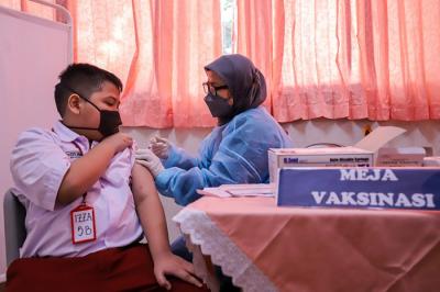 Gubernur DKI Jakarta Anies Baswedan (tengah) meninjau vaksinasi Covid-19 untuk anak di SDN Cempaka Putih Timur 03, Jakarta, Selasa (14/12/2021).