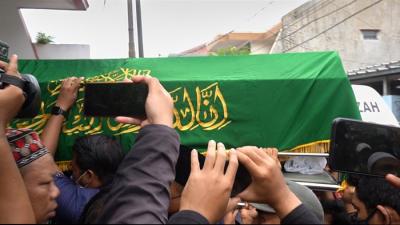 Ambulans yang membawa Jenazah Abraham Lunggana alias Haji Lulung saat tiba dirumah duka di Jalan Asofa Raya, Kebon Jeruk, Jakarta Barat, Selasa (14/12/2021).