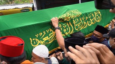 Ambulans yang membawa Jenazah Abraham Lunggana alias Haji Lulung saat tiba dirumah duka di Jalan Asofa Raya, Kebon Jeruk, Jakarta Barat, Selasa (14/12/2021).