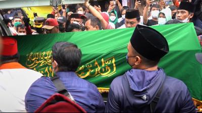 Ambulans yang membawa Jenazah Abraham Lunggana alias Haji Lulung saat tiba dirumah duka di Jalan Asofa Raya, Kebon Jeruk, Jakarta Barat, Selasa (14/12/2021).