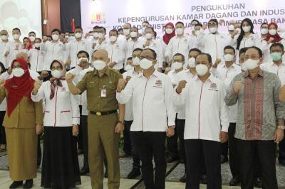 Pengukuhan Kepengurusan Kadin Jakarta Timur masa bakti 2021-2026 di kantor Walikota Jakarta Timur, Selasa (14/12/2021).