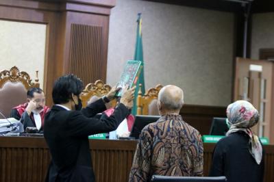 Terdakwa Pemilik PT AMS, Kiagus Emil Fahmy Cornain menjalani sidang lanjutan di Pengadilan Tipikor, Jakarta, Selasa (14/12/2021).