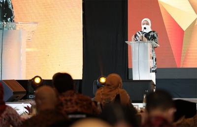Menteri Ketenagakerjaan, Ida Fauziyah saat membuka Rapat Kerja Teknis Hubungan Industrial Dan Jaminan Sosial Tenaga Kerja, di Jakarta, Senin, (13/12/2021).