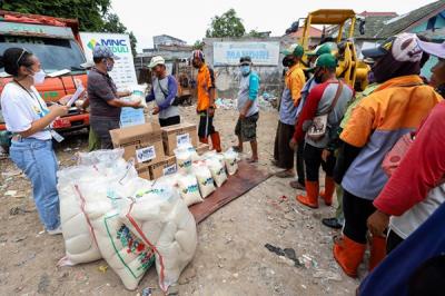 MNC Peduli salurkan beras dan sereal kepada Ketua RW 04 Sofwan Lutfie (kedua kiri) di Kelurahan Kedoya Utara, Jakarta Barat, Selasa, (14/12/2021).