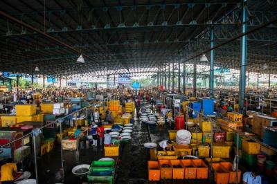 Pedagang saat mensortir ikan untuk dijual di Pasar Ikan Muara Angke, Jakarta Utara, Senin (13/12/2021).