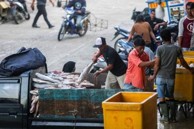 Pedagang saat mensortir ikan untuk dijual di Pasar Ikan Muara Angke, Jakarta Utara, Senin (13/12/2021).