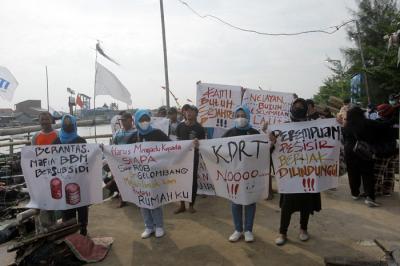 Sebanyak 30 nelayan yang tergabung dalam Kesatuan Nelayan Tradisional Indonesia Semarang menggelar Parade Perahu Nelayan Tradisional di Semarang.