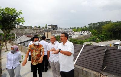 Direktur Utama PT Bank Tabungan Negara (Persero) Tbk Haru Koesmahargyo meninjau perumahan Panorama Garden di wilayah Malang, Jawa Timur.