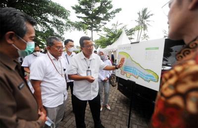 Direktur Utama PT Bank Tabungan Negara (Persero) Tbk Haru Koesmahargyo meninjau perumahan Panorama Garden di wilayah Malang, Jawa Timur.