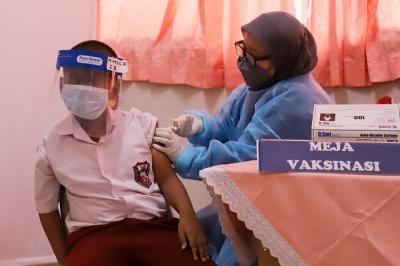 Tenaga kesehatan menyuntikkan vaksin Covid-19 kepada pelajar di SDN Cempaka Putih Timur 03, Jakarta Pusat, Selasa (14/12/2021).