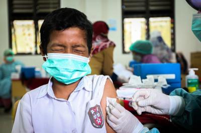 Potret Siswa Sekolah Dasar (SD) usia 6-11 tahun saat menerima dosis vaksin Covid-19 jenis Sinovac di SDN Depok 1, Jawa Barat, Selasa (14/12/2021).
