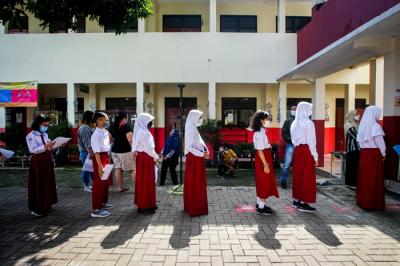 Potret Siswa Sekolah Dasar (SD) usia 6-11 tahun saat menerima dosis vaksin Covid-19 jenis Sinovac di SDN Depok 1, Jawa Barat, Selasa (14/12/2021).