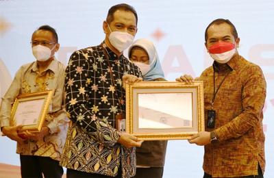 Direktur Compliance and Legal Bank BTN Eko Waluyo menerima penghargaan dari Wakil Ketua KPK Nurul Gufron dalam acara Hari Anti Korupsi Se-Dunia.