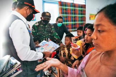 Kepala Badan Nasional Penanggulangan Bencana Letjen TNI Suharyanto mengunjungi Pos Pengungsian Kecamatan Pronojiwo yang terletak di SMP Negeri 2 Lumajang.