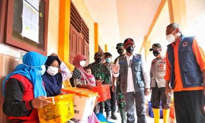 Kepala Badan Nasional Penanggulangan Bencana Letjen TNI Suharyanto mengunjungi Pos Pengungsian Kecamatan Pronojiwo yang terletak di SMP Negeri 2 Lumajang.