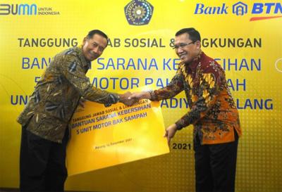 Direktur Utama PT Bank Tabungan Negara (Persero) Tbk Haru Koesmahargyo memberikan bantuan sepeda motor bak sampah kepada Universitas Muhamadiyah Malang.