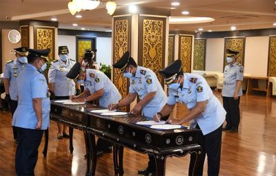 Sebanyak dua pejabat Kementerian Hukum dan HAM (Kemenkumham) yang berada di Kantor Wilayah (Kanwil) Banten dicopot dari jabatannya.