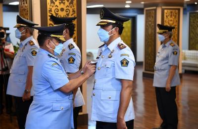 Sebanyak dua pejabat Kementerian Hukum dan HAM (Kemenkumham) yang berada di Kantor Wilayah (Kanwil) Banten dicopot dari jabatannya.