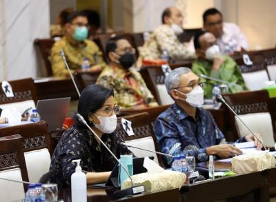 Menteri Keuangan Sri Mulyani menyampaikan paparannya saat mengikuti rapat kerja dengan Komisi XI DPR di Kompleks Parlemen, Jakarta, Rabu (15/12/2021).