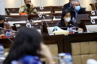 Menteri Keuangan Sri Mulyani menyampaikan paparannya saat mengikuti rapat kerja dengan Komisi XI DPR di Kompleks Parlemen, Jakarta, Rabu (15/12/2021).