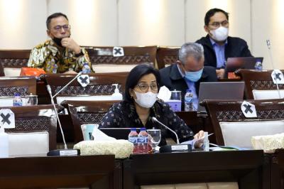 Menteri Keuangan Sri Mulyani menyampaikan paparannya saat mengikuti rapat kerja dengan Komisi XI DPR di Kompleks Parlemen, Jakarta, Rabu (15/12/2021).
