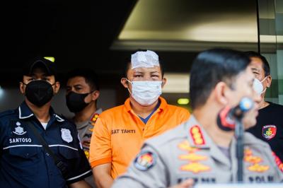 Tersangka perampokan toko gadai di Jagakarsa berinisial D diamankan di Polres Metro Jakarta Selatan, Selasa (14/12/2021).