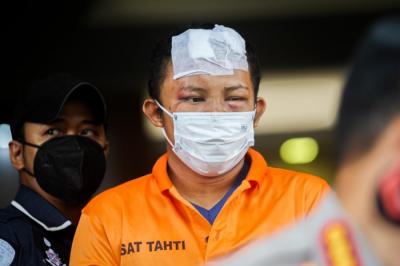 Tersangka perampokan toko gadai di Jagakarsa berinisial D diamankan di Polres Metro Jakarta Selatan, Selasa (14/12/2021).
