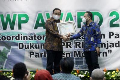 Wakil Ketua DPR Rahmat Gobel menerima award dari panitia Koordinatoriat Wartawan Parlemen di Media Center, Kompleks Parlemen MPR/DPR-DPD, Senayan.