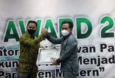 Wakil Ketua DPR Rahmat Gobel menerima award dari panitia Koordinatoriat Wartawan Parlemen di Media Center, Kompleks Parlemen MPR/DPR-DPD, Senayan.