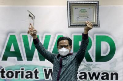 Wakil Ketua DPR Rahmat Gobel menerima award dari panitia Koordinatoriat Wartawan Parlemen di Media Center, Kompleks Parlemen MPR/DPR-DPD, Senayan.