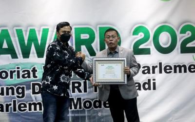 Wakil Ketua DPR Rahmat Gobel menerima award dari panitia Koordinatoriat Wartawan Parlemen di Media Center, Kompleks Parlemen MPR/DPR-DPD, Senayan.