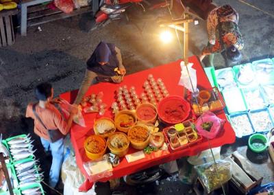 Ratusan pedagang pasar berjualan dibawah penerangan lampu listik PLN di Pasar Kebayoran Baru, Jakarta, Selasa (14/12/2021).