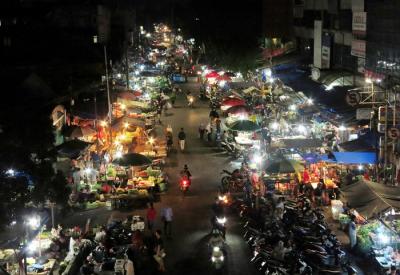 Ratusan pedagang pasar berjualan dibawah penerangan lampu listik PLN di Pasar Kebayoran Baru, Jakarta, Selasa (14/12/2021).