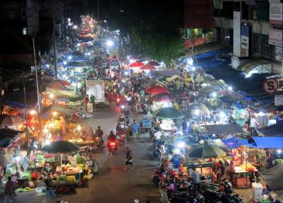 Ratusan pedagang pasar berjualan dibawah penerangan lampu listik PLN di Pasar Kebayoran Baru, Jakarta, Selasa (14/12/2021).