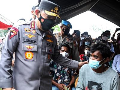 Kapolri Jenderal Listyo Sigit Prabowo meninjau kegiatan vaksinasi massal yang digelar di seluruh Indonesia atau 34 Polda jajaran.