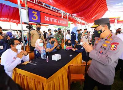 Kapolri Jenderal Listyo Sigit Prabowo meninjau kegiatan vaksinasi massal yang digelar di seluruh Indonesia atau 34 Polda jajaran.