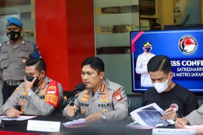 Aktor Rizky Nazar dihadirkan saat konferensi pers terkait penyalahgunaan narkotika jenis ganja di Polres Metro Jakarta Selatan, Rabu (15/12/2021).