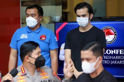 Aktor Rizky Nazar dihadirkan saat konferensi pers terkait penyalahgunaan narkotika jenis ganja di Polres Metro Jakarta Selatan, Rabu (15/12/2021).